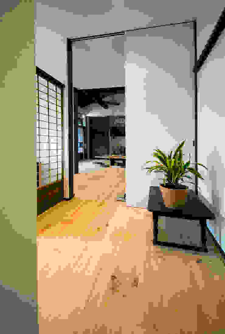 Corredores, halls e escadas asiáticos por 森村厚建築設計事務所 Asiático Madeira maciça Multi colorido