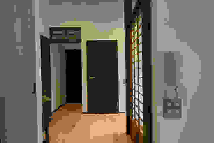 Corredores, halls e escadas asiáticos por 森村厚建築設計事務所 Asiático Madeira maciça Multi colorido