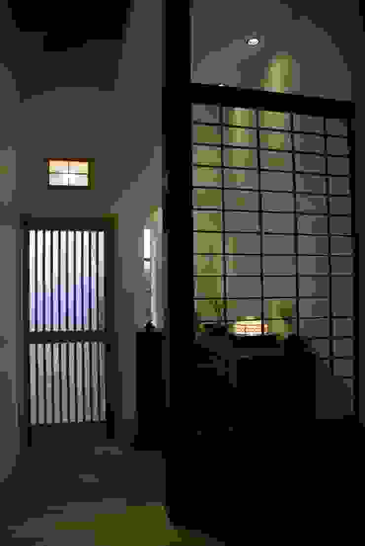 Corredores, halls e escadas asiáticos por 森村厚建築設計事務所 Asiático Madeira maciça Multi colorido