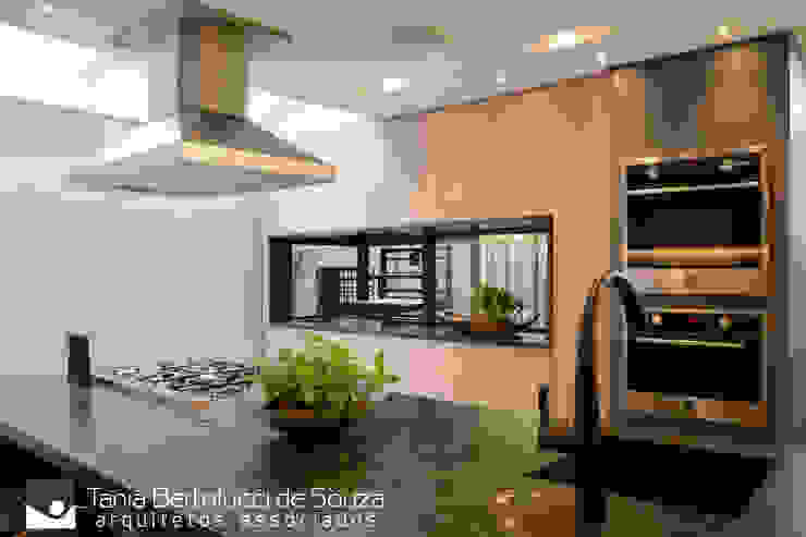 Residência Ildefonso Simões Lopes – 2019 Tania Bertolucci de Souza | Arquitetos Associados Cozinhas modernas