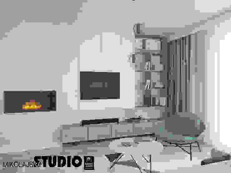 Salon z kominkiem Skandynawski salon od MIKOŁAJSKAstudio Skandynawski