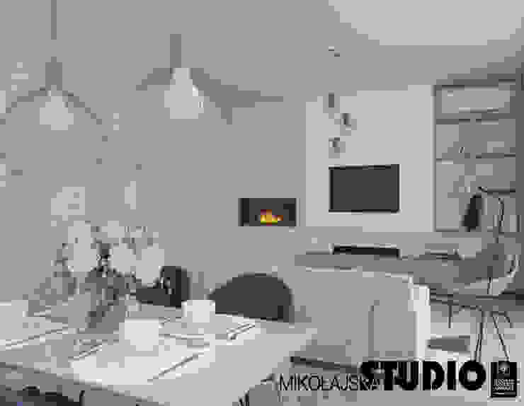 Salon z jadalnią Skandynawski salon od MIKOŁAJSKAstudio Skandynawski