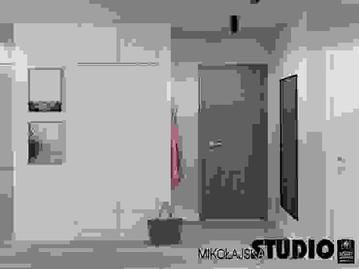 Przedpokój Skandynawski korytarz, przedpokój i schody od MIKOŁAJSKAstudio Skandynawski