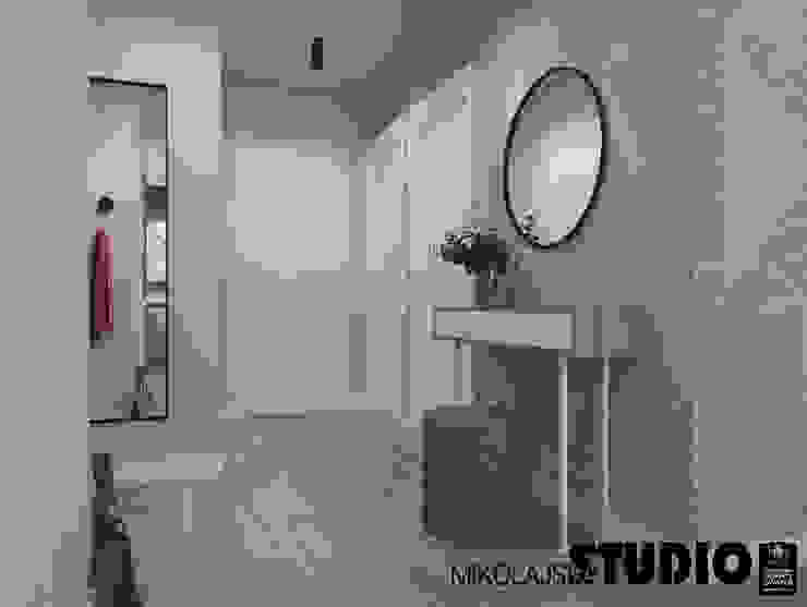 Korytarz Skandynawski korytarz, przedpokój i schody od MIKOŁAJSKAstudio Skandynawski