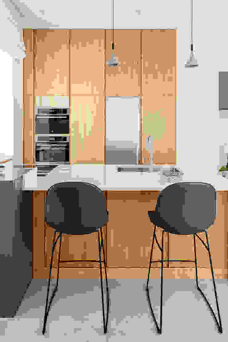 Cucina parallela manuarino architettura design comunicazione Cucina attrezzata Legno Beige cucina,sgabello