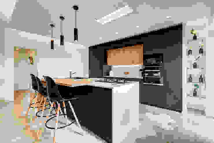 TOWER HOUSE, EF_Archidesign EF_Archidesign Cucina in stile scandinavo cucina,cucina nera,cucina aperta,open space,cucina con isola,cucina minimal,stile nordico,isola,illuminazione cucina