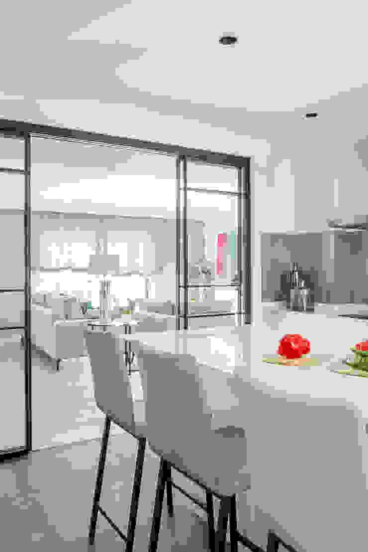 Reforma y Amueblamiento en vivienda piso en zona La Paz II itta estudio Cocinas de estilo moderno cocina, cocina abierta, puertas correderas, puerta a medida, isla, blanco, encimera blanca, cocina blanca