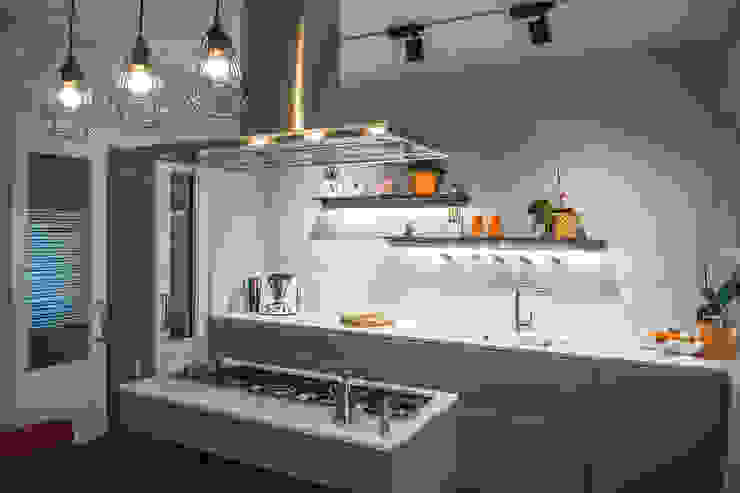 Ristrutturazione "Chiavi in Mano" cucina con isola, Latina, LT A+A Architects, Arch. Antonella Ciavardini Cucina moderna Grigio Ristrutturazione chiavi in mano casa, ristrutturazione casa, ristrutturazione cucina, cucina con isola, progettazione cucina