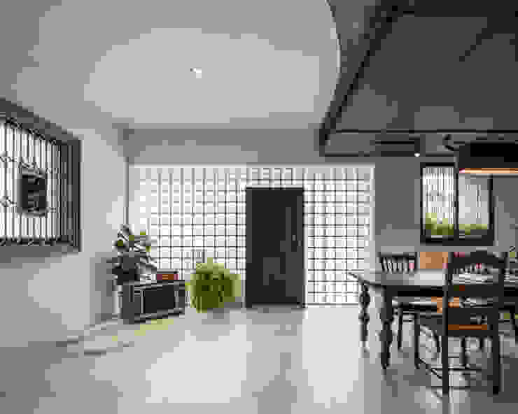 漢玥室內設計 Soggiorno in stile asiatico Vetro Trasparente