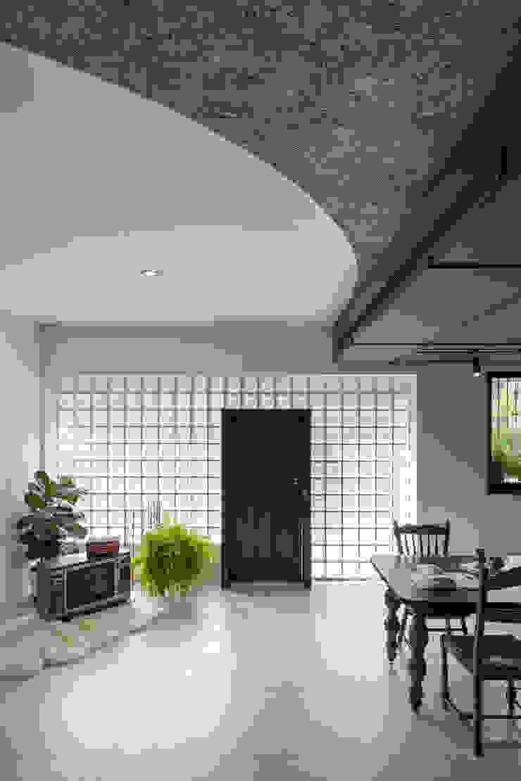 漢玥室內設計 Soggiorno in stile asiatico Vetro Trasparente
