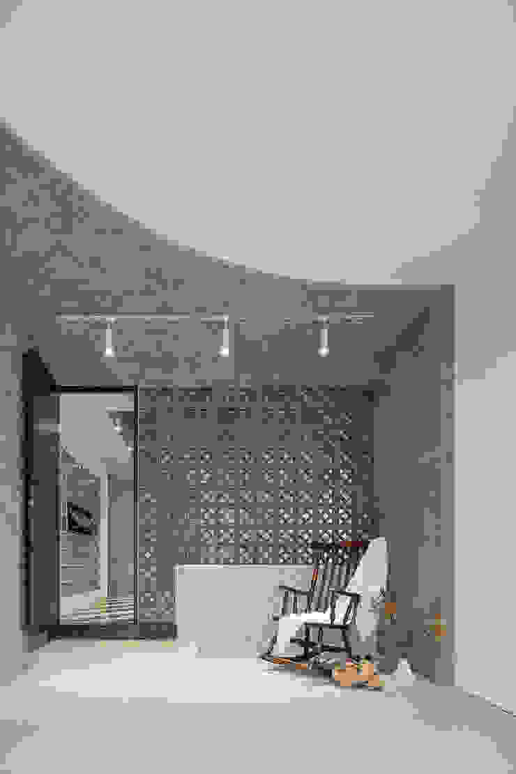 漢玥室內設計 Ingresso, Corridoio & Scale in stile asiatico Cemento Grigio