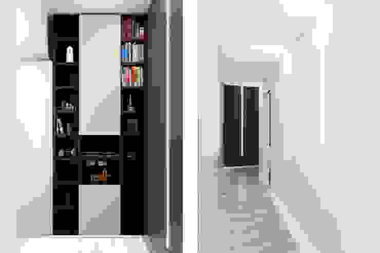 APPARTAMENTO VAL DI LANZO a2 Studio Borgia - Romagnolo architetti Ingresso, Corridoio & Scale in stile moderno