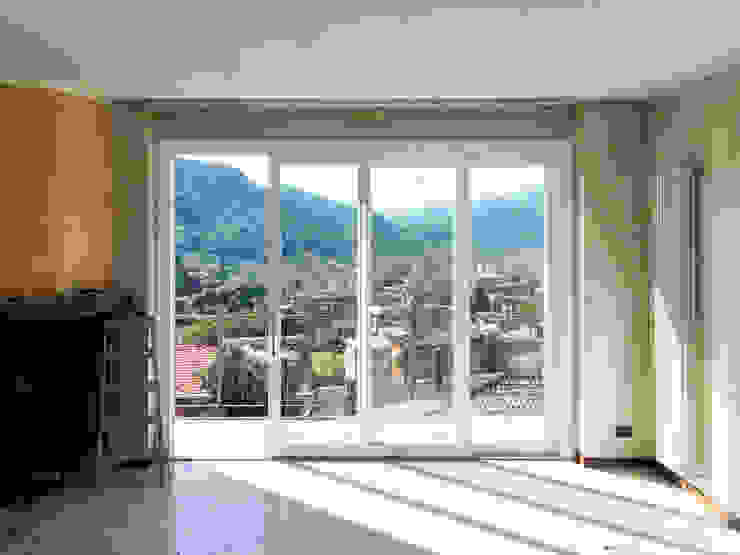 Sostituzione serramenti in appartamento panoramico a Como, Finextra Finextra Finestre in PVC Bianco finestral, finestra, portafinestra, porta finestra, serramenti, scorrevole, sostituzione serramenti, alluminio, PVC