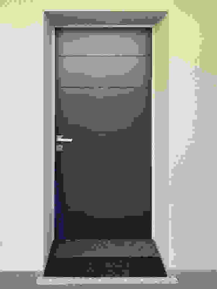 Installazione porta blindata Oikos Evolution 3TT Finextra Ingresso, Corridoio & Scale in stile moderno Blu porta d'ingresso, portoncino blindato, porta blindata, sicurezza, porte, portoncini