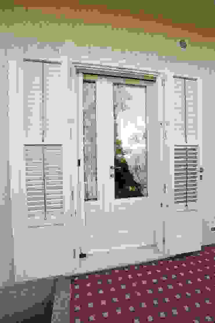 Porta finestra con persiana alla Modicana FALEGNAMERIA DI LORENZO Finestre in legno Legno Bianco Infissi in legno