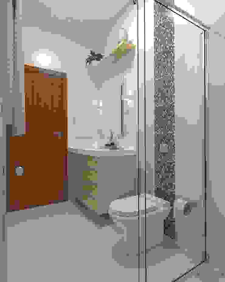 Banheiro social - outro ângulo Daniela Ponsoni Arquitetura Banheiros modernos Propriedade,Encanamento,Espelho,Lavar a cabeça,Toque,Armário de banheiro,Banheiro,Luminária,Banheira,Roxa