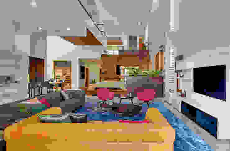 The house with an amphitheatre, M9 Design Studio M9 Design Studio Eclectic style living room Couch,Table,Furniture,Property,Bookcase,Comfort,Houseplant,Plant,Building,Television