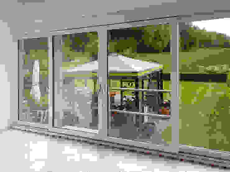 Installazione di 4 porte finestre Finstral FIN-Slide - Interno Finextra Finestre & Porte in stile minimalista finestral, finestra, portafinestra, porta finestra, serramenti, scorrevole, sostituzione serramenti, alluminio, PVC