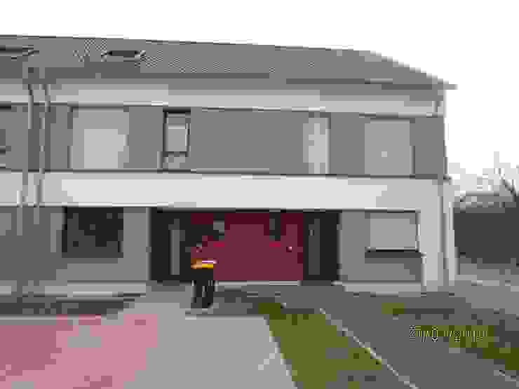 Satteldach mit einem Vorgarten Kaya Architekten Gewerbeflächen Autohäuser
