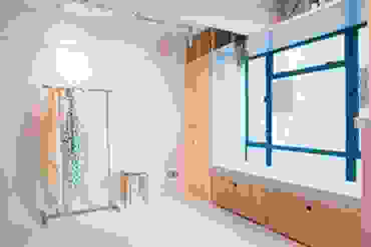 Guest Window Seating S.Lo Studio Commercial spaces Plywood Wood effect Offices & stores