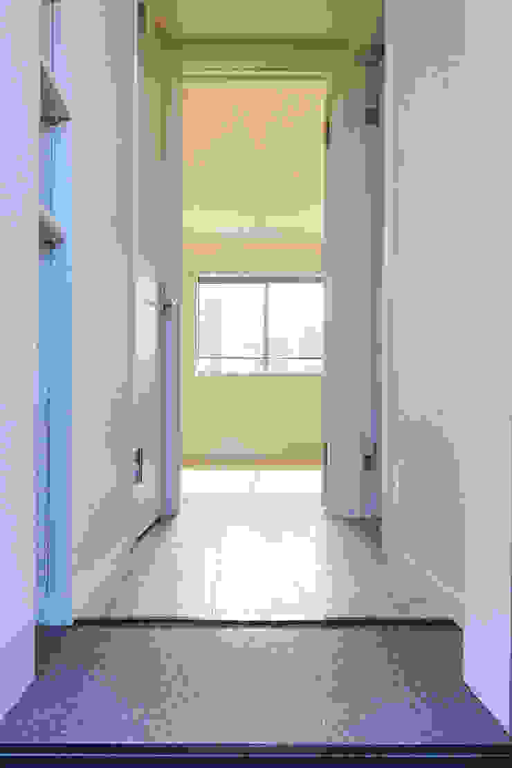 Sodegaura apartment, tai_tai STUDIO tai_tai STUDIO オリジナルスタイルの 玄関&廊下&階段 木 白色