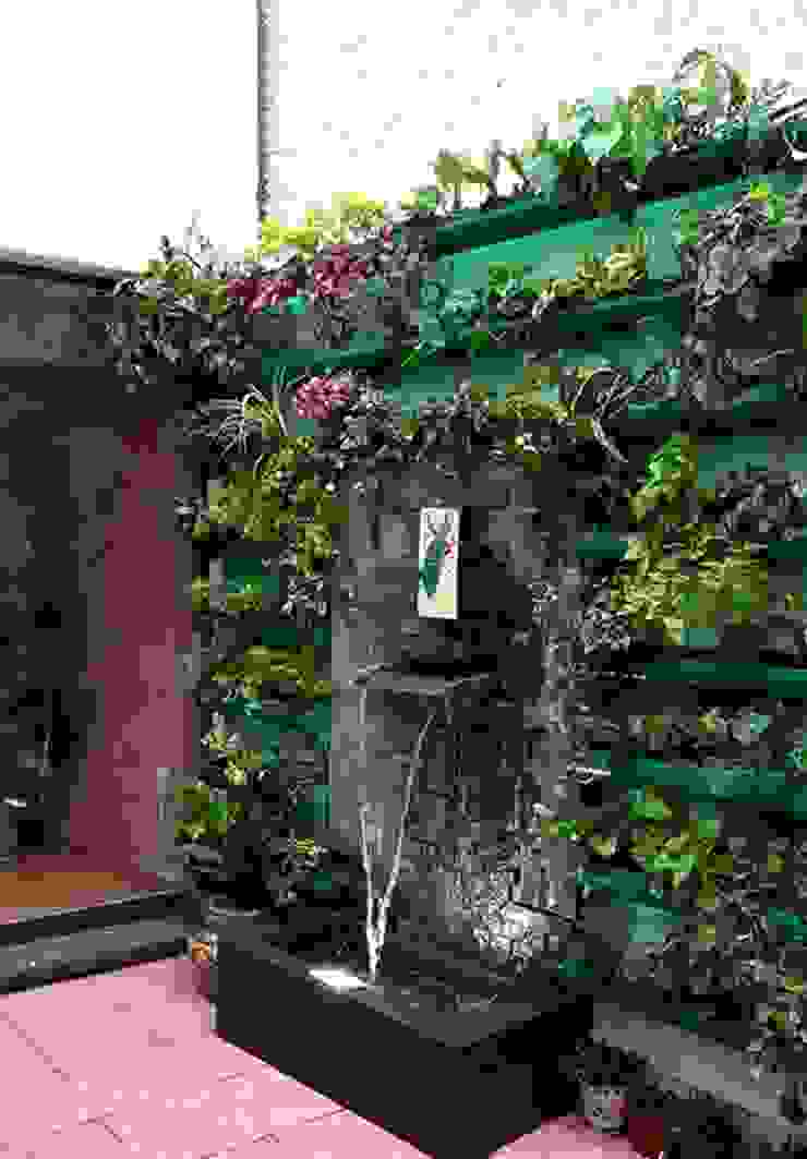 muro verde y fuente de pared Jardineria Xochimilco Casas minimalistas CASCADA