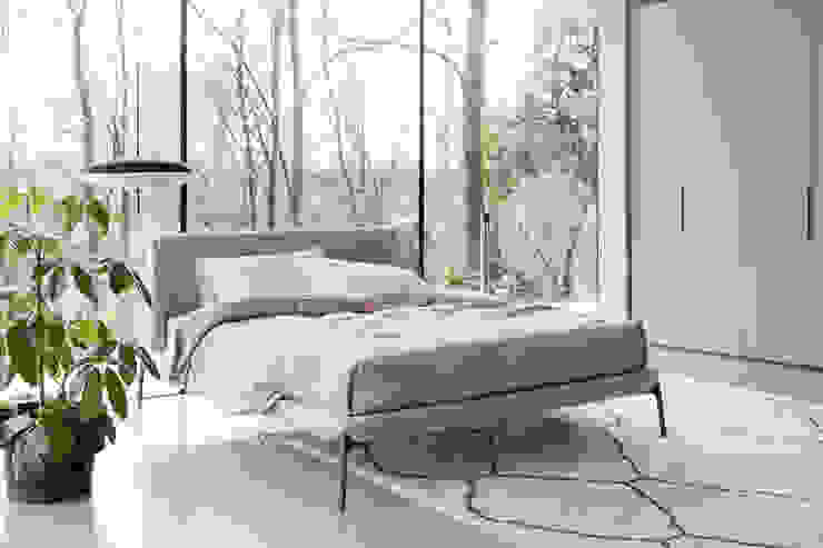 Letto 1 L&M design di Cinzia Marelli Camera da letto minimalista Legno massello Beige letto con piedini, letto moderno, letto imbottito, arredamento In brianza, camera matrimoniale , camera moderna