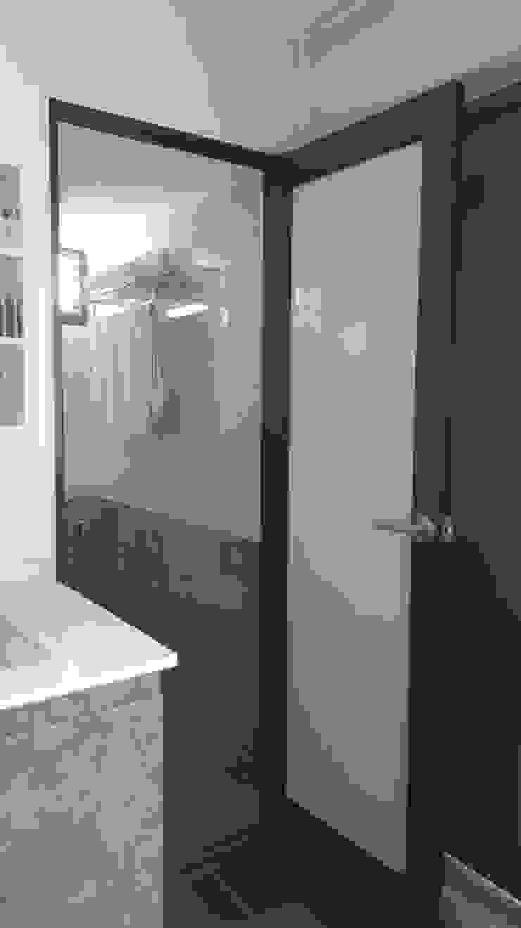 Renovation <q>Like a Condo</q> 69 Builder Pte Ltd Modern bathroom