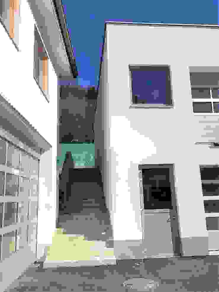 Freitreppe archipur Architekten aus Wien Gewerbeflächen Stahlbeton Weiß Freitreppe, Lagerhalle,Geschäftsräume & Stores