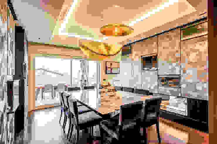 CORTINA D'AMPEZZO MOB ARCHITECTS Sala da pranzo moderna