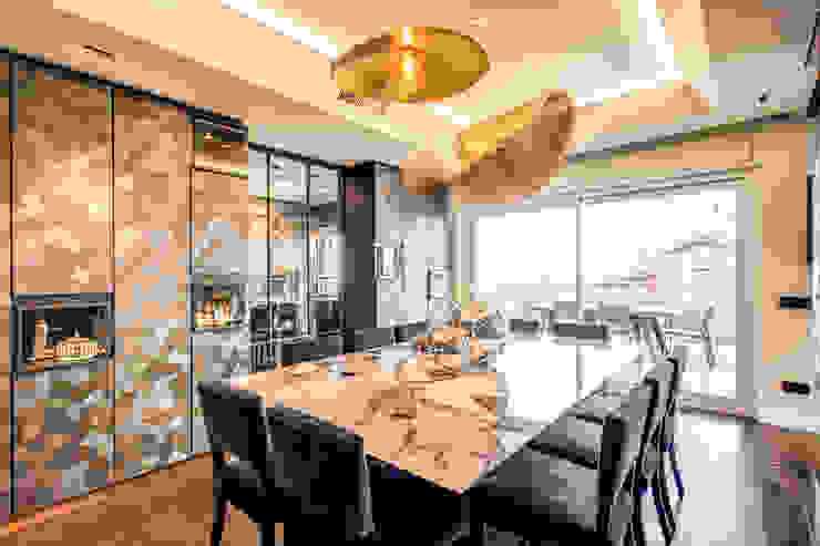 CORTINA D'AMPEZZO MOB ARCHITECTS Sala da pranzo moderna