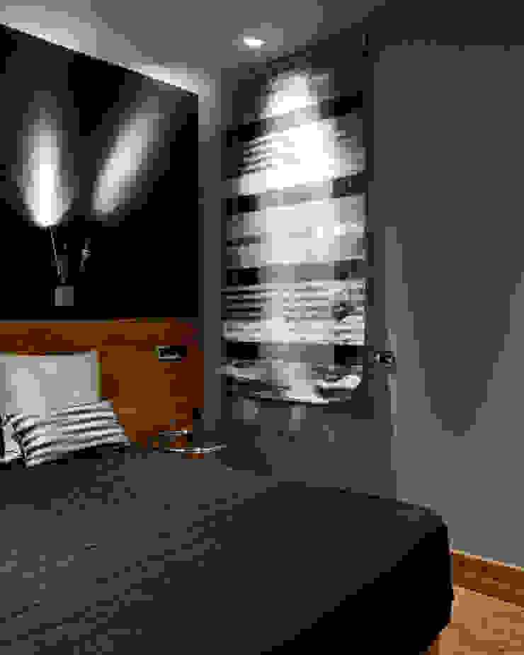 MANUEL TORRES DESIGN Small bedroom Wood effect