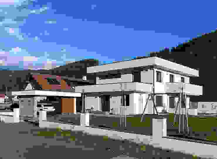 Südwestfassade archipur Architekten aus Wien Einfamilienhaus Ziegel Weiß gedeckter Freibereich, Balkon, modernes Haus
