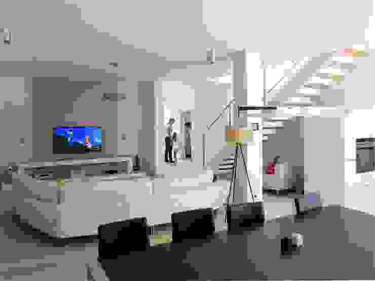 Wohnzimmer archipur Architekten aus Wien Moderne Wohnzimmer Leder Weiß Couch, Wohnlandschaft, Esstisch,Sofas und Sessel