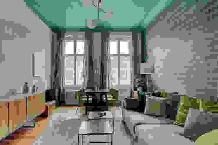APARTMENT BERLIN IV THE INNER HOUSE Moderne Wohnzimmer Grün Farbige Decke, Tapete, Vintage Sideboard, Vorhänge