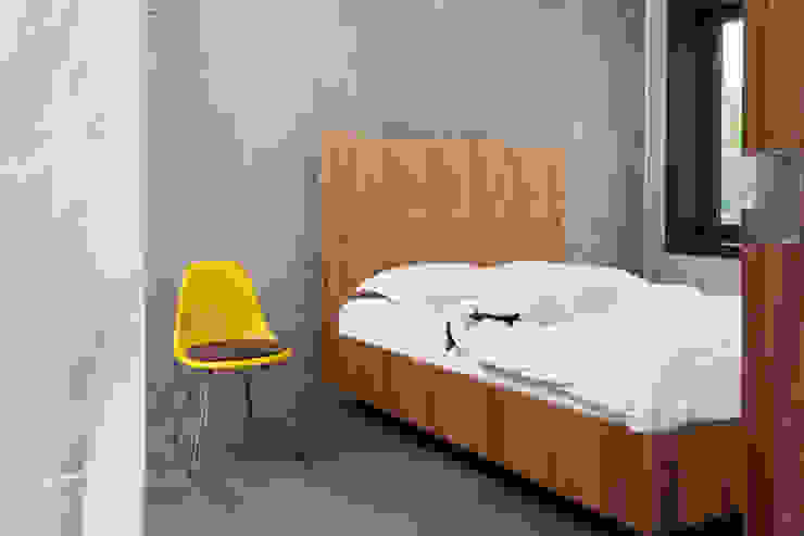 Houten design bed op maat, De Suite De Suite インダストリアルスタイルの 寝室 木 ブラウン ベッド＆ヘッドボード