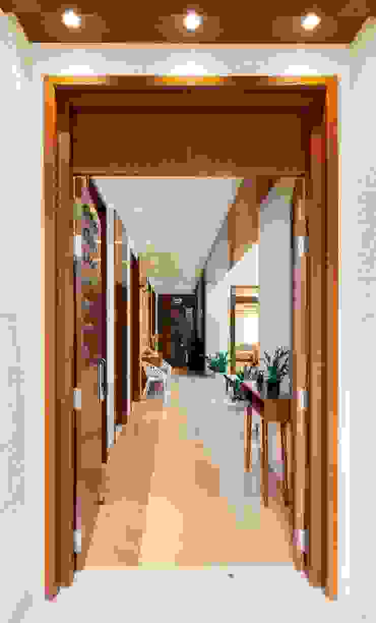 Courtyard house-Chennai Offcentered Architects Modern corridor, hallway & stairs