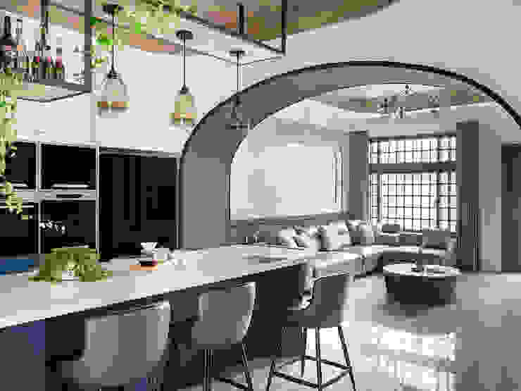 漢玥室內設計 Sala da pranzoScaffali per il vino Effetto legno