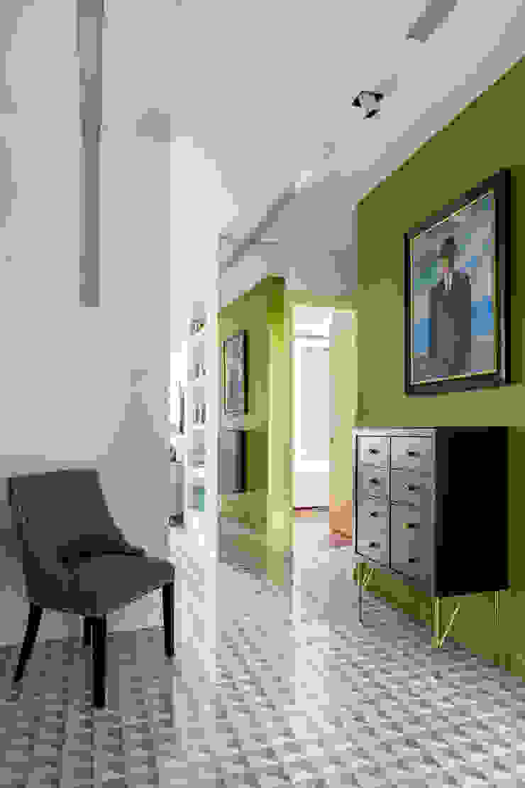 Прихожая Александра Дашкевич, ANDdesign Коридор, прихожая и лестница в эклектичном стиле Плитка Зеленый прихожая, зеленый, керамогранит, белые стены, зеркало, комод, кресло