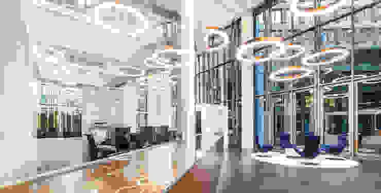 Das Atlantic Haus in Hamburg voller Ringe GLX Moderne Bürogebäude ringleuchten, leuchtenmanufaktur, büroleuchten, beleuchtung, lichtringe, gold, objektlicht, granilux, lichtplanung, ip44, gastronomie, hotel