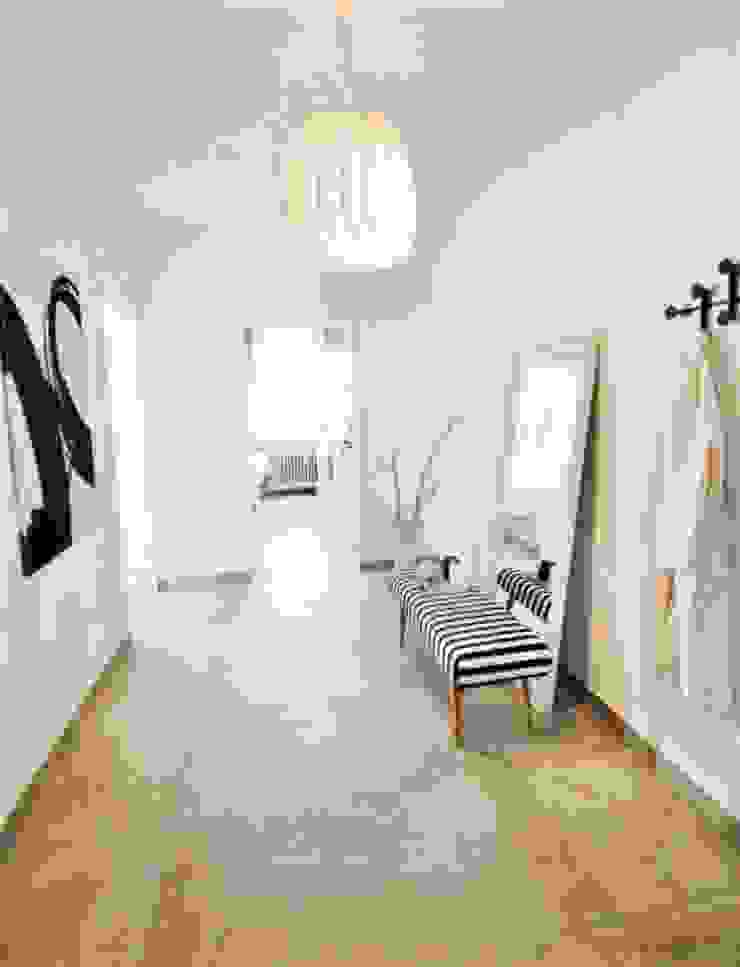 Flurbereich zum Ankommen Münchner home staging AGENTUR GESCHKA Moderner Flur, Diele & Treppenhaus Weiß flur, schwarz-weiß, homestaging München