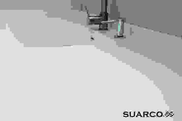 Cocina nórdica con isla y encimera en KRION | homify