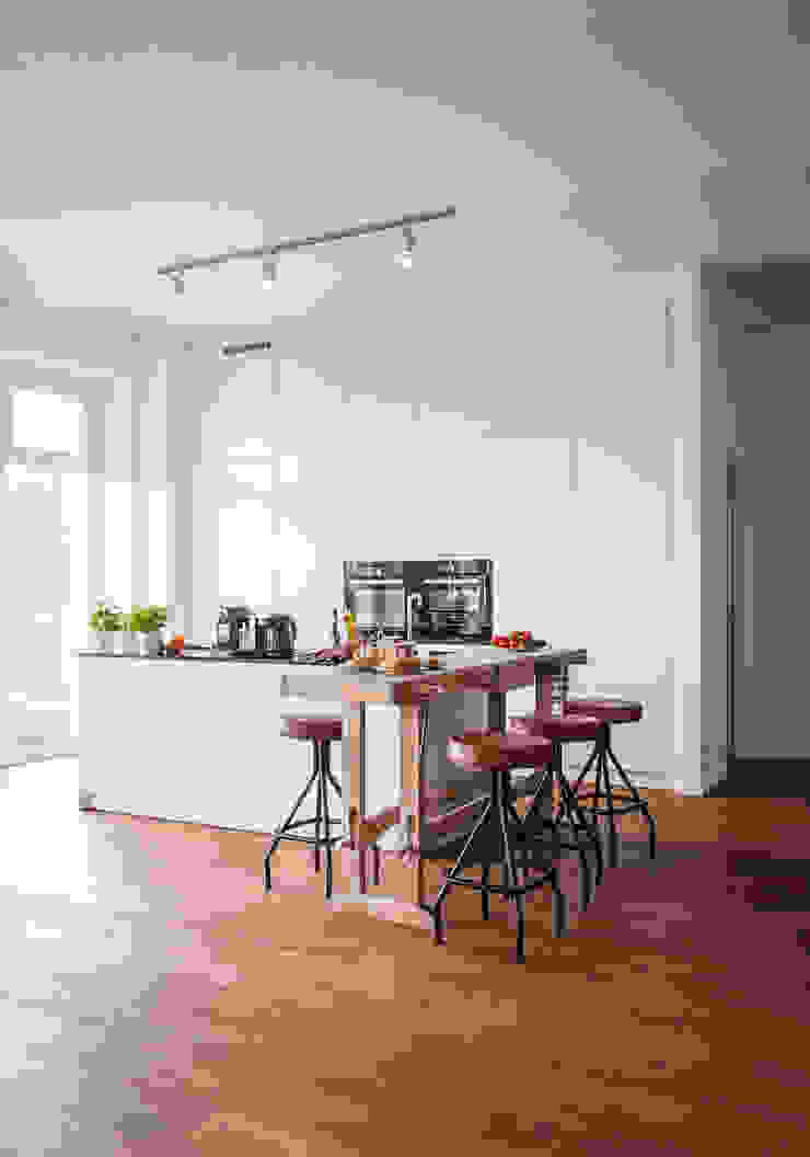Herren-WG | Berlin, by andy | INTERIORDESIGN by andy | INTERIORDESIGN Industriale Küchen Tabelle,Möbel,Blumentopf,Holz,Innenarchitektur,Halle,Die Architektur,Sessel,Bodenbelag,Zimmerpflanze