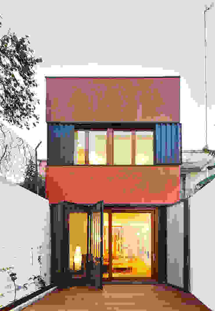 Casa Patio Vertical, ESTUDI NAO arquitectura ESTUDI NAO arquitectura Reihenhaus Holz Rot