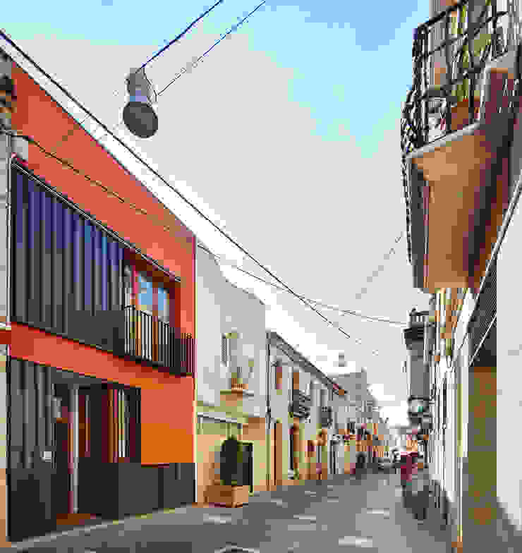 fachada calle ESTUDI NAO arquitectura Casas adosadas Rojo casa unifamiliar