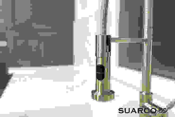 Cocina Moderna con puerta de madera en dos colores | homify