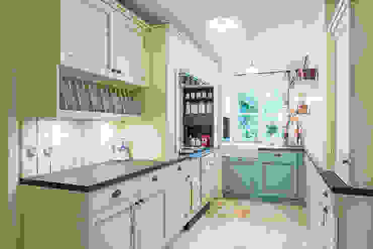 Englische Landhauskuche Homify Typisch für diese art küchen sind außerdem schöne knäufe, armaturen im retrodesign und eine effiziente nutzung des. englische landhauskuche homify