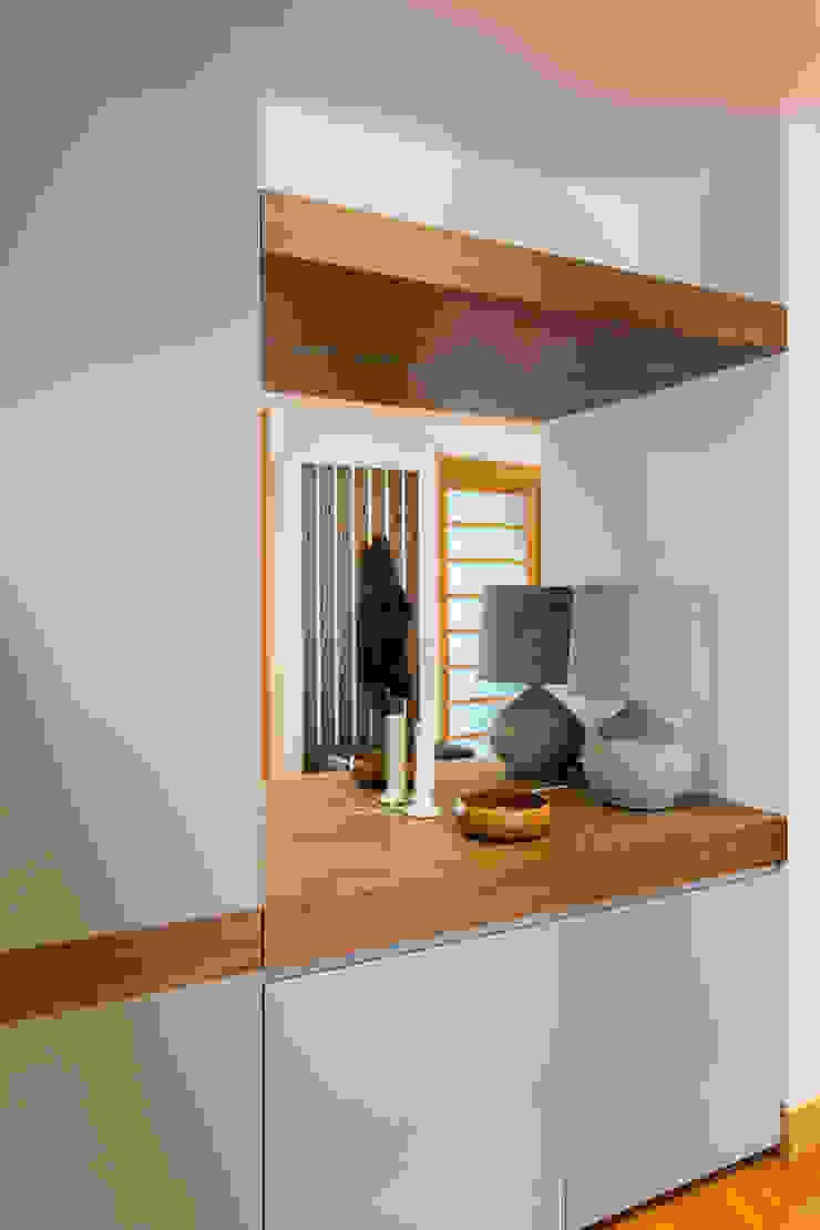 Apartamento t3 no centro de lisboa Traço Magenta - Design de Interiores Corredor, hall e escadasCabides e guarda-roupas