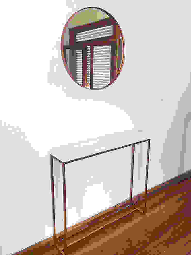 Mesa de entrada tipo Dressoire en hierro y tapa laqueada blanca Tienda Quadrat Salones de estilo minimalista Cobre/Bronce/Latón Ámbar/Dorado