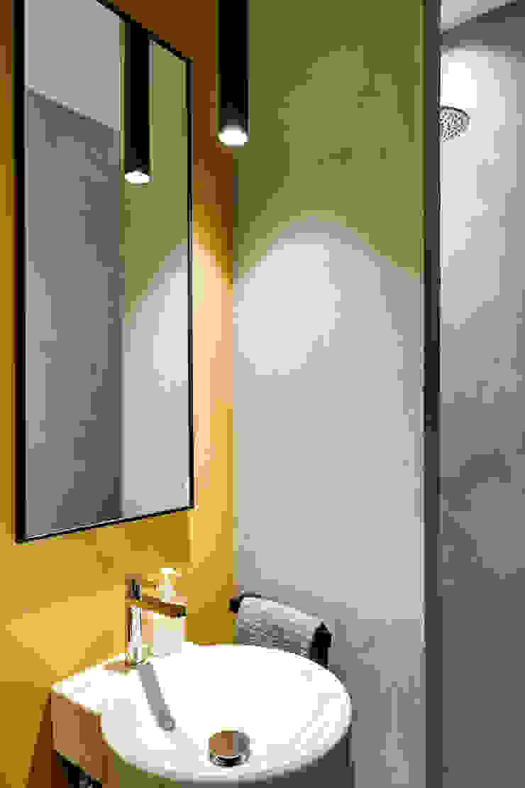 Il bagno con il rivestimento in resina Matteo Magnabosco Architetto Bagno minimalista Cemento Giallo resina grigio cemento accessori nero